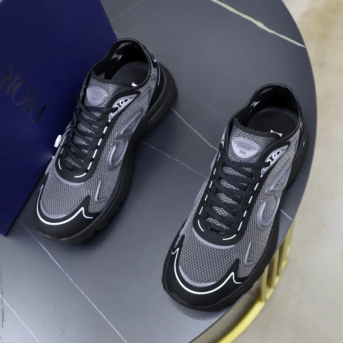 Ex-factory price: 560💰DIOR#B30 COUNTDOWN TECH shoes 1. Inspired by lighter running shoes this season 2. Made of multi-layer transparent nylon upper, futuristic 3. CD30 rubber logo on the tongue/heel to highlight the brand style 4. Equipped with ultra-light foam midsole for the ultimate comfortable wearing experience 5. The entire series uses WELDED (seamless bonding) technology to ensure durability and lightness 6. Full size dopamine color matching, 39-45 (38, 46 customized)